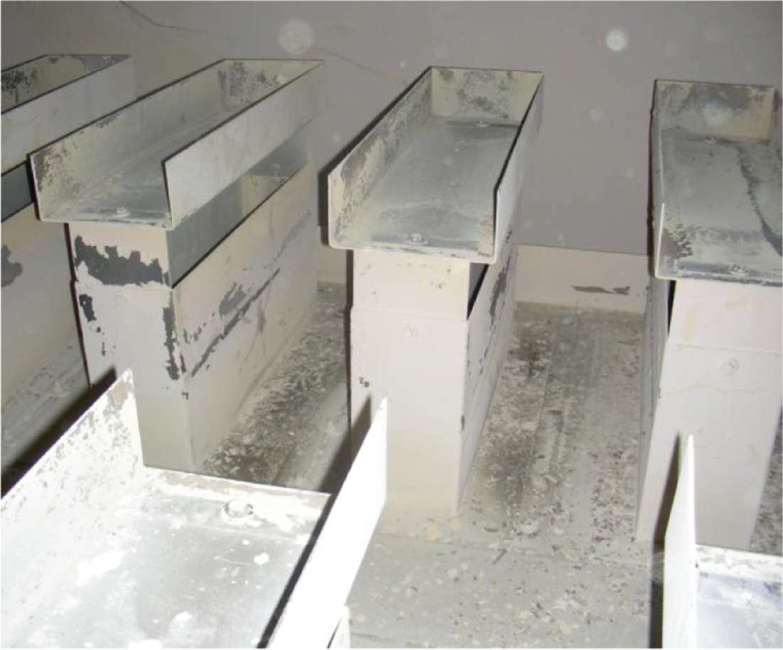 A photograph of a chimney tray with well-mounted hats.