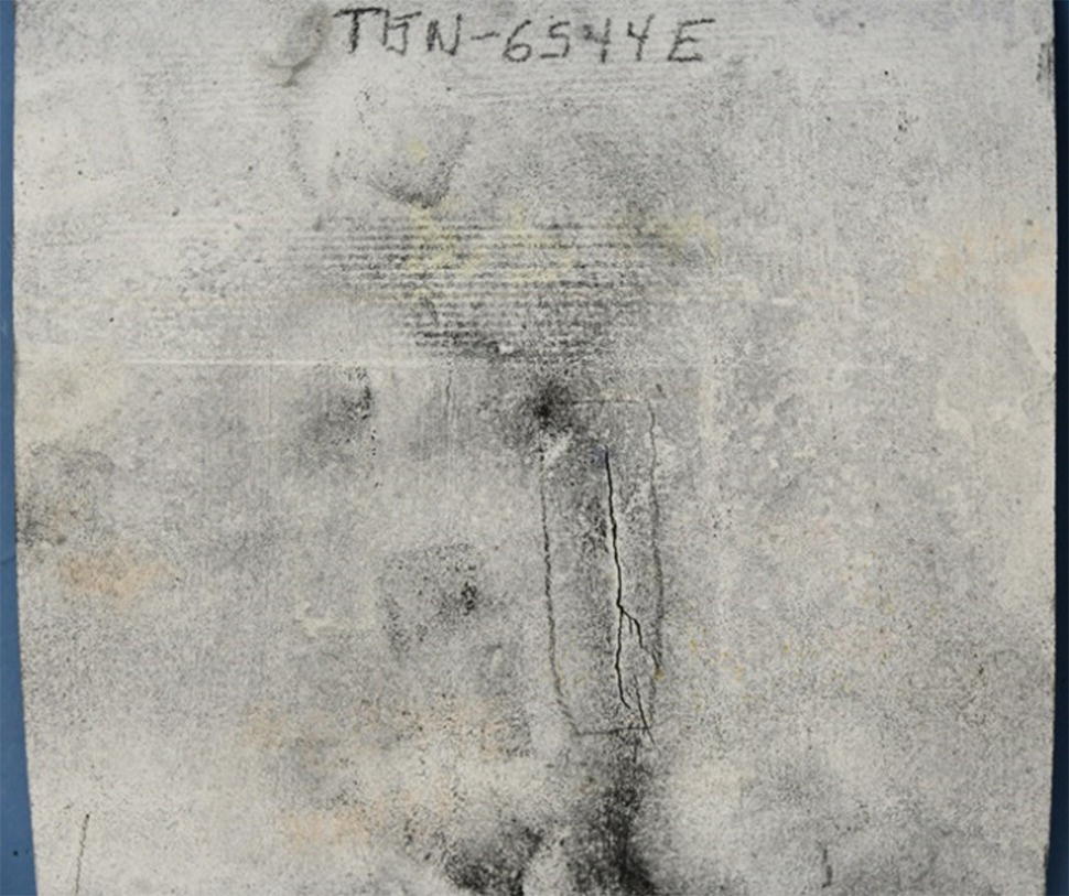 An image showing an example of circumferential cracks that do not penetrate through the wall. The top includes handwritten text, and the lower portion features a caption with figure details.